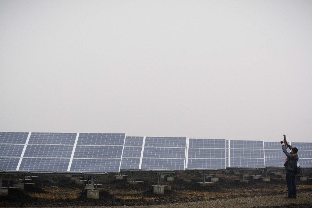 Egy érdeklődő fényképez a Nord-Point Kft. naperőművének avatásán Berettyóújfalu közelében 2015. január 19-én. Hajdú-Bihar megye legnagyobb naperőműve évente 680 megawattóra villamos energia termelésére képes, ez a mennyiség 240 háztartás éves szükségletét elégíti ki. MTI Fotó: Czeglédi Zsolt